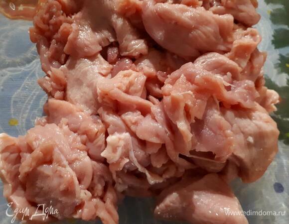 Нарежьте говядину тонкими ломтиками, не толще 5 мм. Так мясо лучше замаринуется, к тому же это необходимо для жарки в китайской кухне.