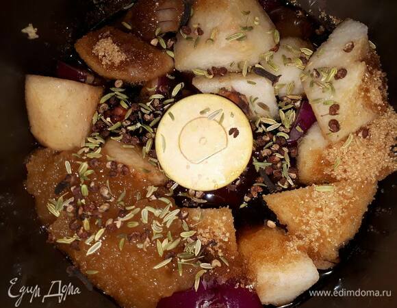 Очистите грушу и срежьте мякоть. Крупно нарежьте лук, очистите чеснок. Поместите все ингредиенты, кроме мяса и кунжута, в кухонный комбайн и перемолите до однородного состояния.