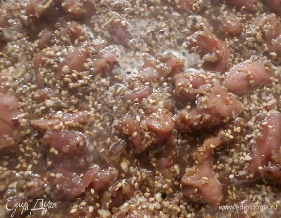 Залейте мясо маринадом, всыпьте кунжут, перемешайте, накройте пленкой и оставьте в холодильнике минимум на 3 часа.