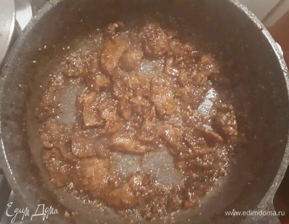Разогрейте масло на сковороде и обжарьте мясо на сильном огне, пока маринад не выпарится. Так мясо начнет карамелизироваться. Лучше обжаривать небольшими порциями.