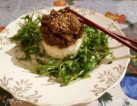 Подавайте с рисом и посыпьте кунжутом.