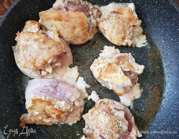 Обжариваем курицу до золотистой корочки несколько минут, не до готовности! По желанию можно посолить или поперчить. Но не забываем, что карри имеет яркий вкус.