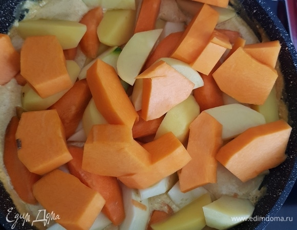 Выкладываем овощи в соус. Я готовила в сковороде со съемной ручкой и в ней же запекала. А можно переложить в форму для запекания. Добавляем к овощам румяную курицу, поливаем соусом.