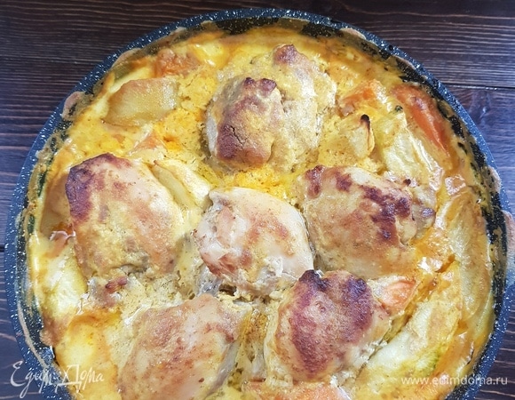 Достаем курицу с овощами.