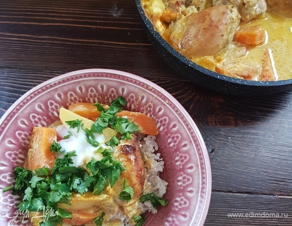 Подаем с рисом на кокосовом молоке, щедро поливаем соусом, посыпаем кинзой по желанию. Я добавляла ложку кокосового йогурта. Наслаждайтесь вкусом, видом и ароматом замечательной домашней еды.