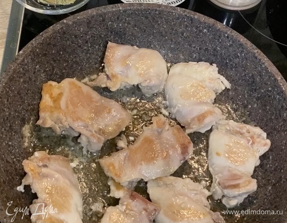 В разогретую сковороду налить масло и выложить мясо (сочнее будут голень и бедра без кожицы). Обжарить до румяности с двух сторон и выложить в тарелку.