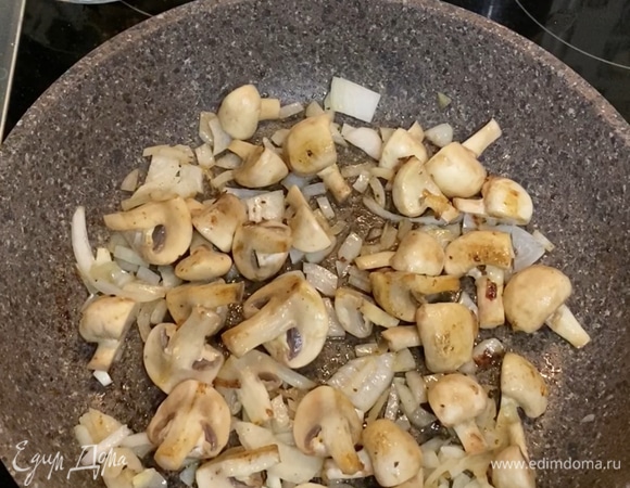 Далее выложить нарезанные грибы и обжаривать 3–5 минут.
