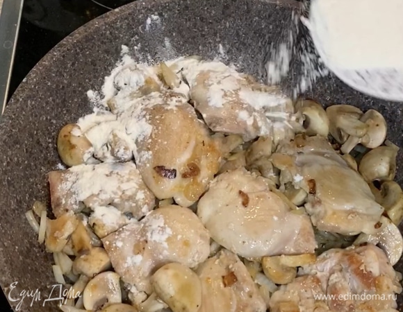 Вернуть мясо в сковороду, всыпать муку и все хорошо перемешать.