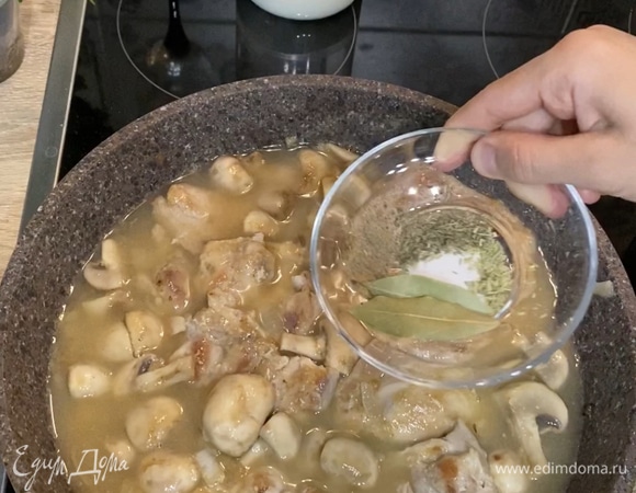 Добавить воду и специи.