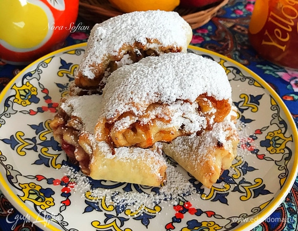 Готовое печенье достать из духовки, очень аккуратно перенести на решетку и остудить. Горячее печенье очень нежное.