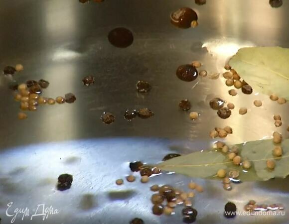 Приготовить маринад: в небольшой кастрюле вскипятить литр воды, добавить лавровый лист, можжевельник, кориандр, оба вида перца, соль, сахар и, помешивая, кипятить 5 минут, затем снять с огня и полностью остудить.