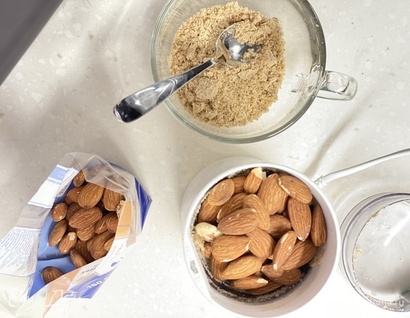 Миндаль измельчить в кофемолке или комбайне в мелкие крошки.