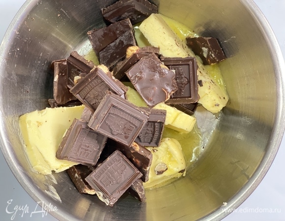 В сотейнике растопить темный шоколад и сливочное масло. Перемешать.