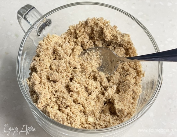 Миндаль измельчить в блендере или кофемолке очень мелко.