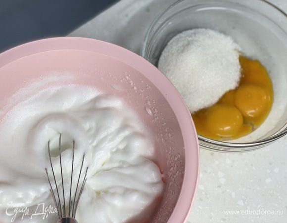 Желтки отделить от белков. Белки взбить до устойчивых пиков. Желтки взбить с сахаром в пышную массу.