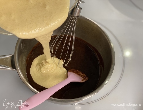 Добавить взбитые желтки в шоколадную массу. Перемешать.