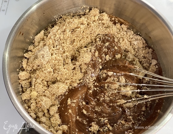 Добавить миндаль. Перемешать.