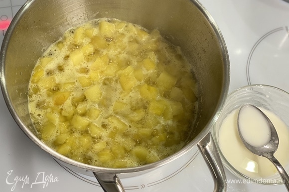 Сложить в кастрюлю, добавить сахар и немного проварить. Крахмал смешать с небольшим количеством воды и, тщательно помешивая, влить в ананасы. Как только масса загустеет, снять с плиты и остудить.