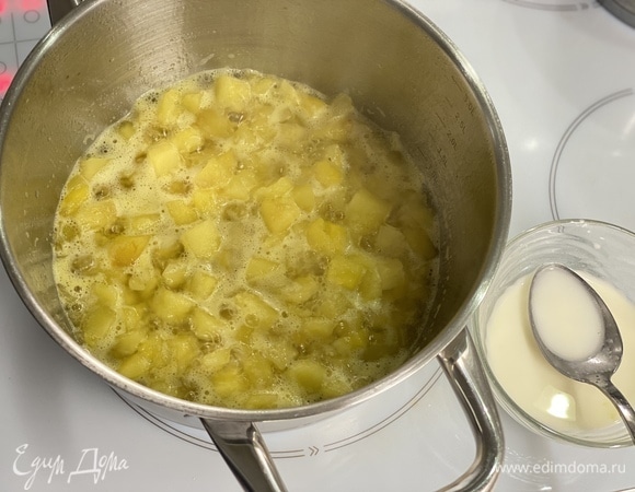 Сложить в кастрюлю, добавить сахар и немного проварить. Крахмал смешать с небольшим количеством воды и, тщательно помешивая, влить в ананасы. Как только масса загустеет, снять с плиты и остудить.