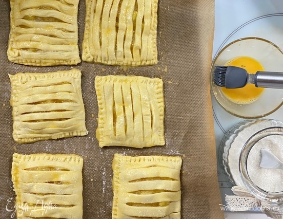 Сверху смазать яйцом, посыпать сахаром. Выпекать при 180°C 20 минут.