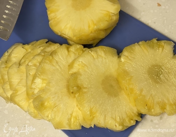 Ананас почистить и нарезать на небольшие кубики.