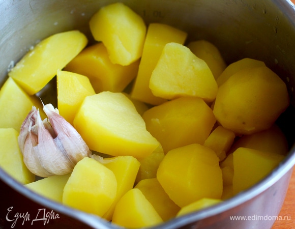 Сыр натереть, добавить в него острый перец, любые приправы, которые посчитаете нужными. Картофель отварить в подсоленной воде вместе с чесноком, воду слить. Картофель растолочь, добавив желтки, мускатный орех, резаную зелень, муку. Чеснок выдавить из шелухи и растолочь вместе с пюре.