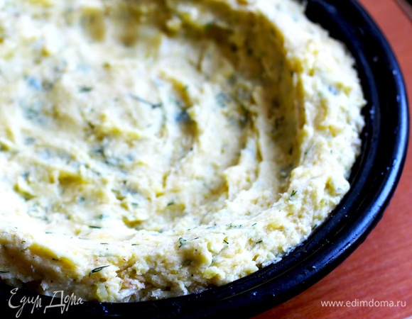 Массу разложить в смазанную маслом форму в виде заготовки под открытый пирог с небольшими бортами мокрой рукой или ложкой.