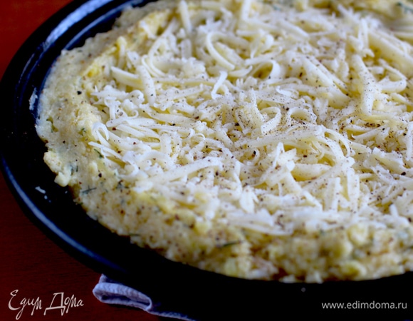 В центр выложить сыр, картофельный борт смазать растопленным маслом.