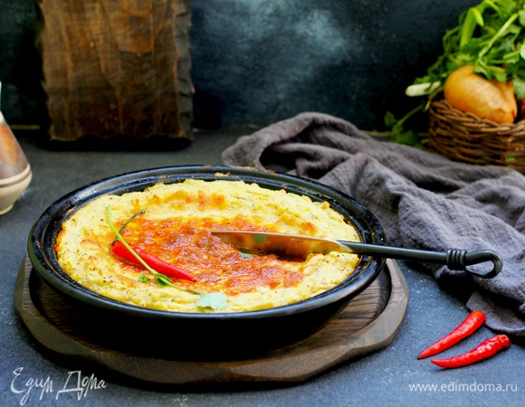 Сразу нарезать на треугольники и подавать как самостоятельное блюдо, можно полить сметанным соусом с добавлением хрена.