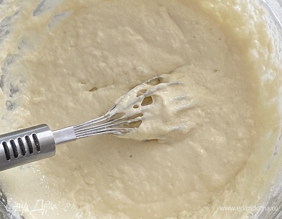 Кефир прогреть в микроволновке до комнатной температуры, добавить в кефир яйцо, сахар, взбить венчиком. Муку просеять, добавить к кефиру и хорошо вымешать венчиком, масса должна быть густой. Добавить соду и еще раз вымешать. Готовое тесто не течет, а падает с ложки. Оставить миску на 15–20 минут.