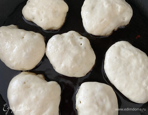 Жарить на огне ниже среднего до румяной корочки. Я выкладываю со сковороды на бумажные полотенца, чтобы лишний жир впитался.