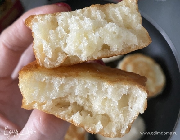 Подаем сразу с любимыми добавками: медом, сгущенкой, вареньем.