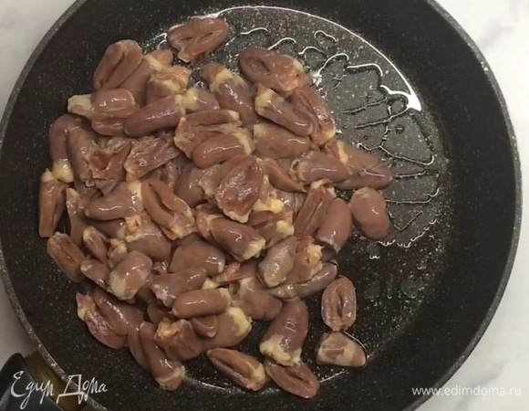 В хорошо разогретую сковороду с маслом выкладываем сердечки и обжариваем на большом огне 4–5 минут, пока лишняя влага не выпарится.