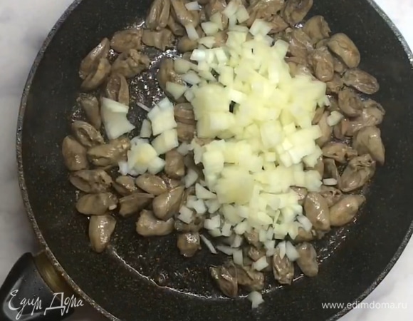 Репчатый лук мелко нарезаем и добавляем к сердечкам. При необходимости добавляем масло и жарим еще 4–5 минут до готовности на среднем огне.