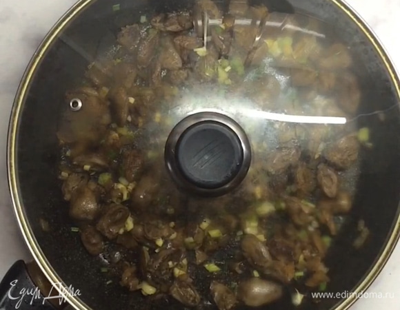 Перемешиваем, накрываем крышкой и оставляем настояться 15 минут. После подаем к столу! Хорошо подходит к рису или макаронам. Приятного аппетита!