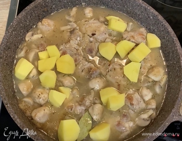 Затем добавить картофель.