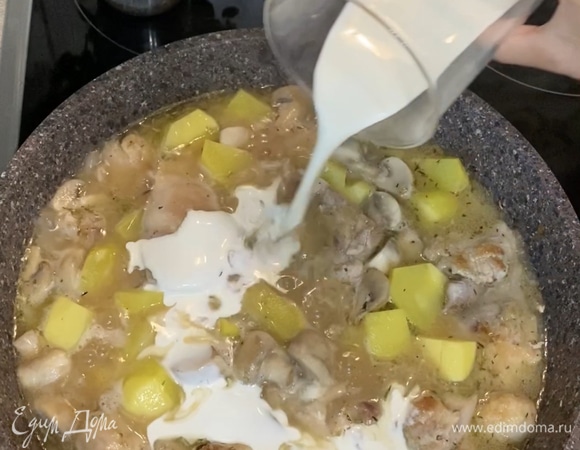 Довести воду до кипения и влить сливки, перемешать. Накрыть крышкой. Оставить на среднем огне до готовности картофеля и загустения соуса (примерно 30–35 минут).