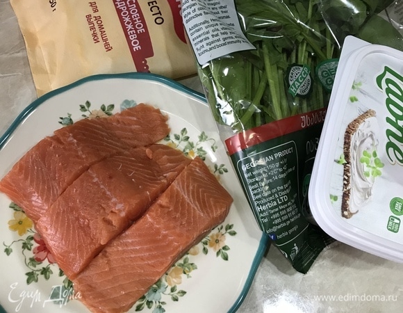 Духовку разогреть до 200°C. Рыбу вымыть, обсушить бумажным полотенцем и достать косточки.