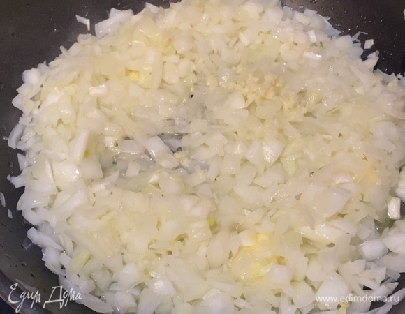 Режем лук, выдавливаем чеснок, добавляем соль, сахар, мускатный орех, смесь свежемолотых перцев.