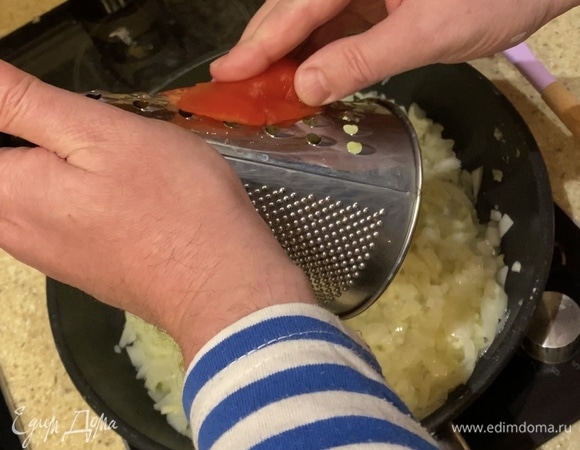 Натираем помидоры.