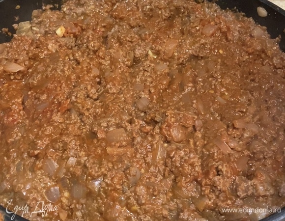 Добавляем фарш и обжариваем до готовности.