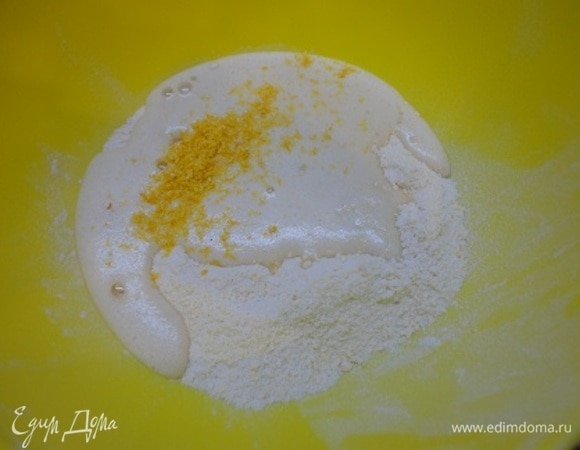Яйцо с сахаром и солью взбить до светлой пышной консистенции и вместе с цедрой добавить к масляной крошке. Вначале все перемешиваем ложкой, затем собираем массу в тесто. Именно собираем, т. к. долго месить его не рекомендуется. Оборачиваем пищевой пленкой и помещаем на 0,5–1 час в холодильник. Тесто можно приготовить заранее и держать в холодильнике.