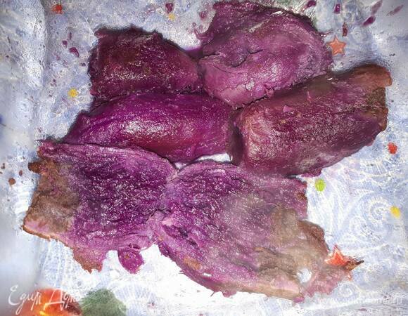 Отварите картофель прямо в кожуре, затем очистите и отложите одну картофелину для начинки.