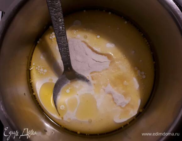 Смешайте сливки, оливковое масло и агар-агар. Доведите до кипения и проварите 30 секунд.