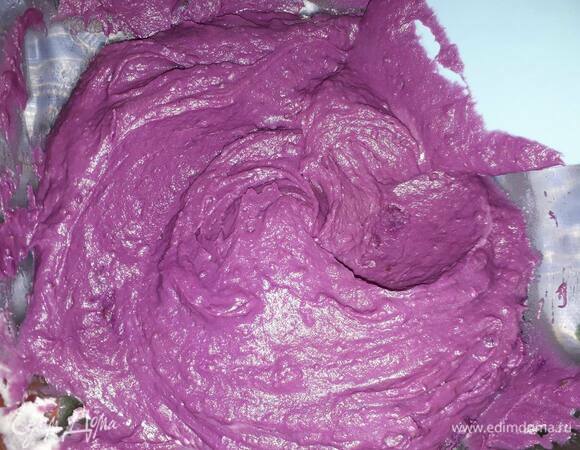 Разомните картофель. Влейте горячие сливки с маслом и взбейте погружным блендером в легкое пюре. Поставьте в холодильник на 2 часа.