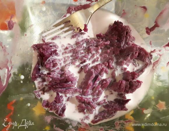 Разомните картофель, который мы ранее отложили для начинки, вилкой, влейте молоко и перемешайте.