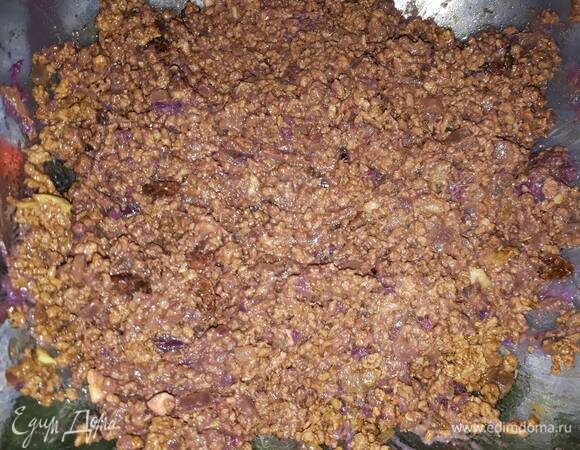 Смешайте картофель с мясом.