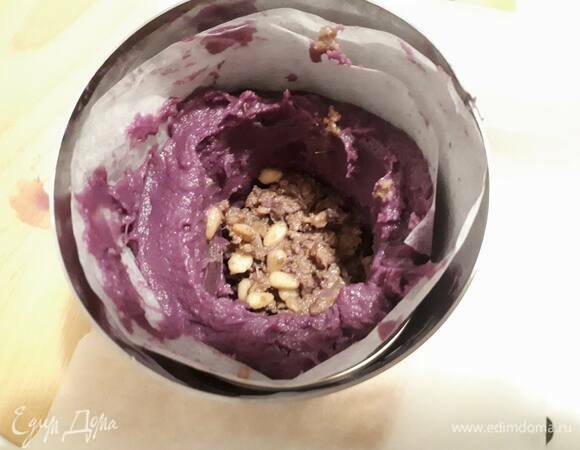 Выложите пюре на дно и стенки, чтобы получился колодец. Выложите на дно часть начинки.