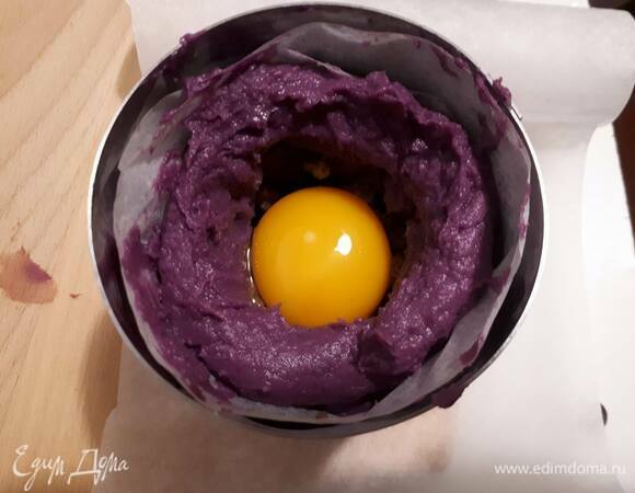 Аккуратно положите желток.