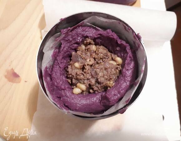 Накройте еще одним слоем начинки.